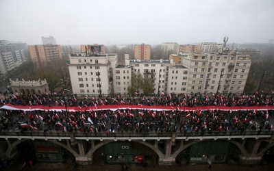 Pierwsze osoby z Marszu Niepodległości docierają na błonia stadionu PGE Narodowego