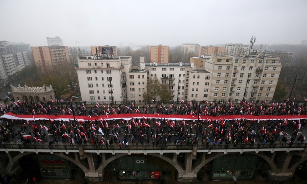 Pierwsze osoby z Marszu Niepodległości docierają na błonia stadionu PGE Narodowego