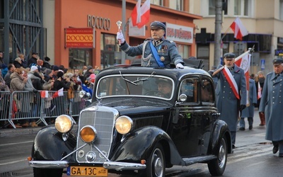 Mieszkańców miasta pozdrawiał marszałek Józef Piłsudski