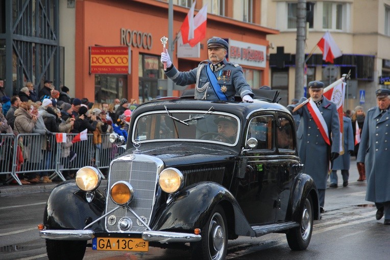 Mieszkańców miasta pozdrawiał marszałek Józef Piłsudski