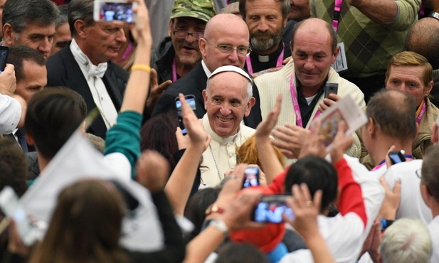 Papież przeprosił ubogich