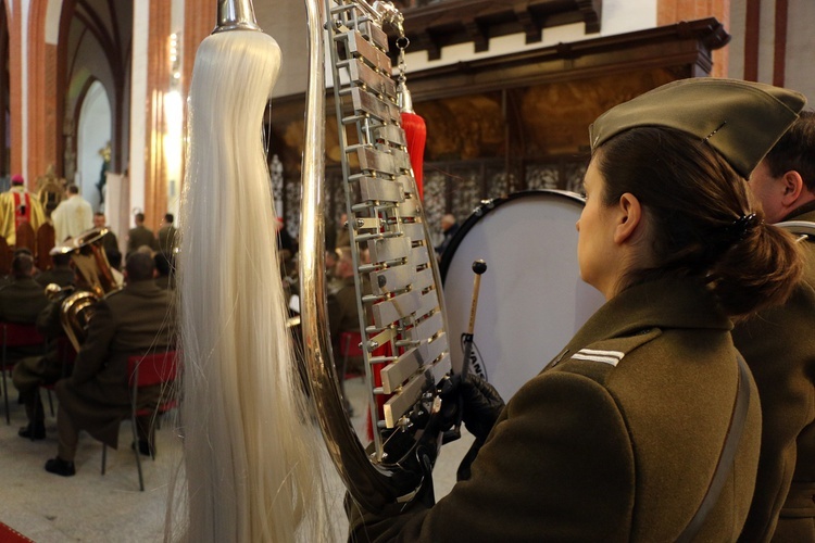 Dziękując przed ołtarzem za niepodległość