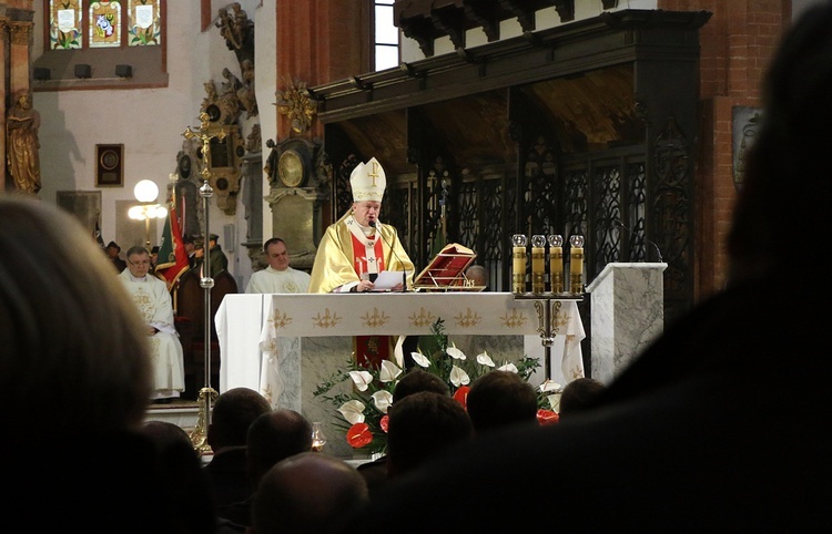 Dziękując przed ołtarzem za niepodległość