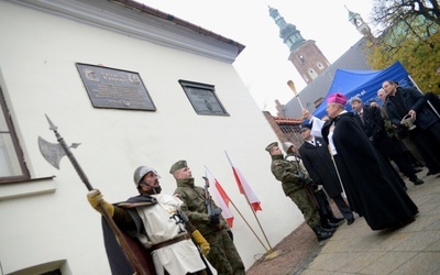 Tablicę przypominającą hołd pruski w Radomiu z 1489 r. poświęcił bp Henryk Tomasik