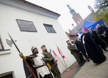 Tablicę przypominającą hołd pruski w Radomiu z 1489 r. poświęcił bp Henryk Tomasik