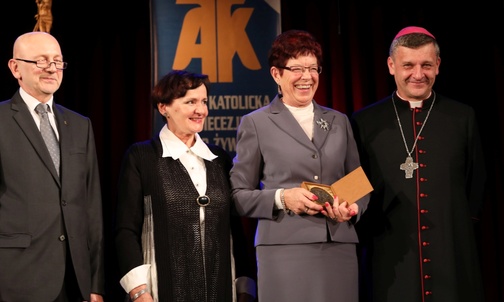 Od lewej: Andrzej Kamiński, Ewa Ciopińska, Irena Olma, bp Roman Pindel