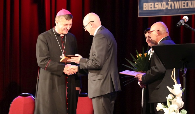 Prezes Akcji Katolickiej Andrzej Kamiński wręcza medal "Pro Consecratione Mundi" bp. Romanowi Pindlowi