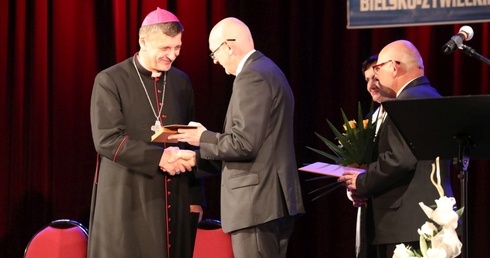 Prezes Akcji Katolickiej Andrzej Kamiński wręcza medal "Pro Consecratione Mundi" bp. Romanowi Pindlowi