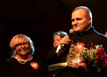 ks. Jarosław Lipniak odebrał odznaczenie dla zasłużonych mieszkańców Gminy Świdnica.