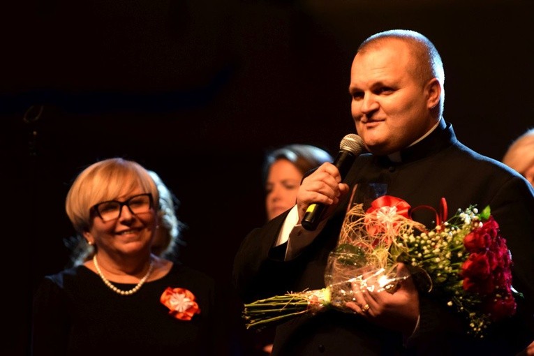 ks. Jarosław Lipniak odebrał odznaczenie dla zasłużonych mieszkańców Gminy Świdnica.