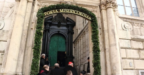 Brama zamknięta, dostęp jest