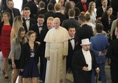 Papież Franciszek bawi się z młodymi ŚDM