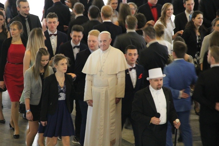 Papież Franciszek bawi się z młodymi ŚDM