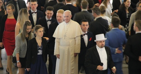 Papież Franciszek bawi się z młodymi ŚDM