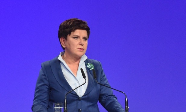 Szydło o ekshumacjach: Takie jest prawo i trzeba to zaakceptować