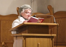 Wieczorami w kościele Świętego Ducha w Łowiczu czytany na głos jest "Dzienniczek" św. siostry Faustyny