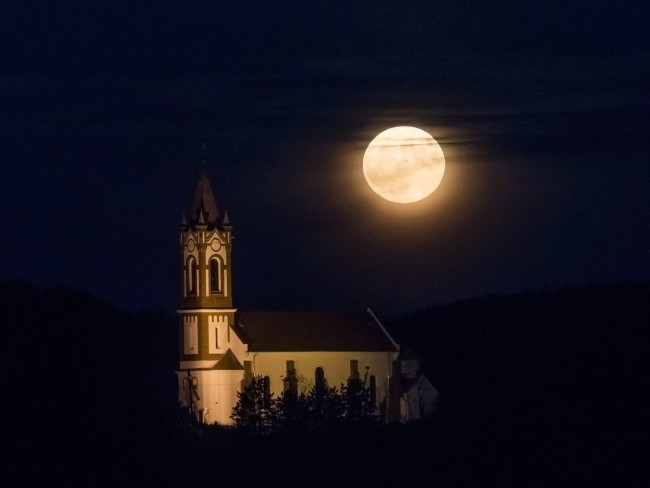 Tak wyglądał super-księżyc w różnych częściach świata