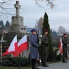 Delegacje złożyły kwiaty pod Pomnikiem Obrońców Ojczyzny