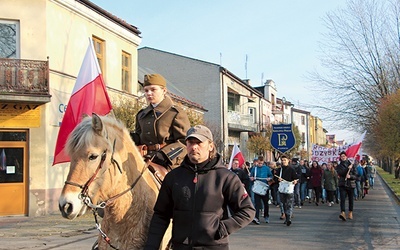 	Młodzież z „Pijarskiej” w marszu patriotycznym ulicami Łowicza.