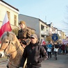 	Młodzież z „Pijarskiej” w marszu patriotycznym ulicami Łowicza.