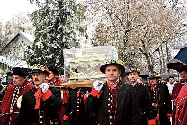 Członkowie Bractwa Różańcowego niosą relikwie św. Wiktorii złożone w srebrnej tumbie.