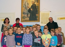 ▼	 Szkoła, choć mała, stara się kształcić dzieci  na najwyższym poziomie. 