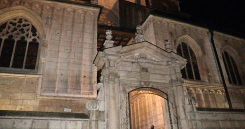 Szczątki pary prezydenckiej opuściły Wawel