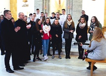 Alumni Michał Kopciński i Hubert Mróz (w pierwszym rzędzie z lewej) spotkali się ze scholą i ministrantami. W górnym rzędzie z prawej ks. Maciej Korczyński.