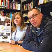 Ks. Mariusz Wilk i Klaudia Miśkiewicz zapraszają młodych do Rygi.