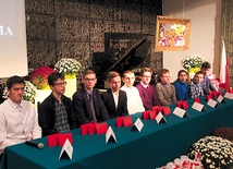 Konkurs zorganizowała Akcja Katolicka. Najlepszą wiedzą  na temat Polski wykazał się Tomasz Pindel z Dobiegniewa.  Na zdjęciu dziesięcioro finalistów.