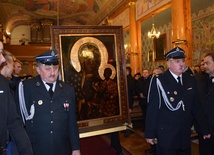 Strażacy wnoszą obraz Matki Bożej do kościoła w Wilkowie