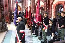 Obok prezbiterium stanęły poczty sztandarowe.