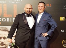 ►	Patryk Vega i ks. Waldemar Maliszewski podczas premiery „Pitbulla”.