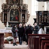 ▼	Dr Joanna Arszyńska, Wiesław Śniecikowski i ks. Jan Sindrweicz pokazują kościół w Mariance. 