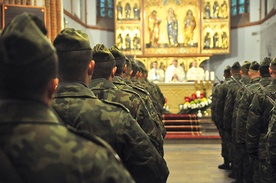 ▼	We Mszy św. brali też udział przedstawiciele służb mundurowych  oraz kombatanci. 