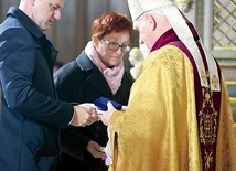 Biskup Ignacy odbierający odznaczenie „Pro Patria”.