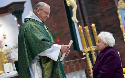 Przełożona Maria Pęk w procesji z darami przyniosła akt erygujący.