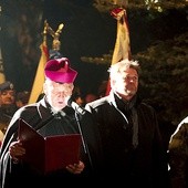 Biskup Roman Pindel odmówił modlitwę na cmentarzu.