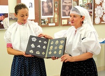 Beata Legierska (z lewej) i Małgorzata Kiereś prezentują koronki.