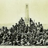 ▼	Żołnierze garnizonu w Sandomierzu koło pomnika legionistów w Górach Pęchowskich w latach 30. XX wieku.