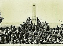 ▼	Żołnierze garnizonu w Sandomierzu koło pomnika legionistów w Górach Pęchowskich w latach 30. XX wieku.