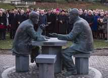 Pomnik przedstawia sylwetki Sławika i Antalla rozmawiających  przy stoliku, przy którym znajduje się jeszcze jedno miejsce dla przypadkowego przechodnia, który może symbolicznie dołączyć do rozmowy.