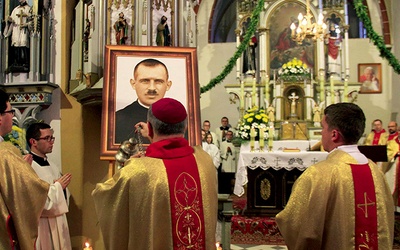 ▲	Bp Andrzej Czaja okadza portret błogosławionego.