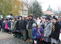 ▲	Ceremonia przy Płycie Nieznanego Żołnierza z udziałem władz miasta, starostwa i samorządu wojewódzkiego oraz pocztów sztandarowych, grup rekonstrukcyjnych i harcerzy.