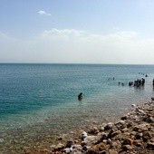 26 śmiałków przepłynęło wszerz Morze Martwe