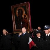 Obraz Matki Bożej Częstochowskiej nieśli strażacy i przedstawiciele każdej miejscowości wchodzącej w skład parafii