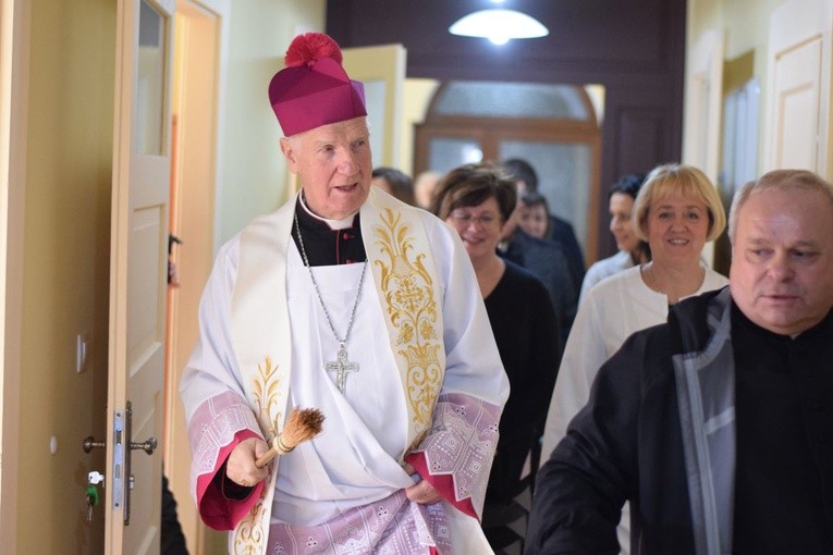 Biskup Ignacy w hospicjum