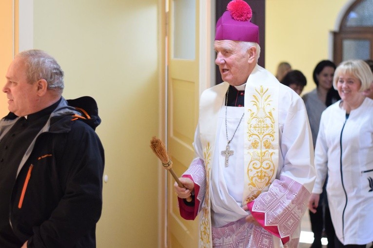 Biskup Ignacy w hospicjum