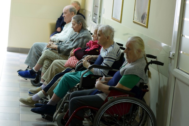 Biskup Ignacy w hospicjum