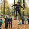 W małpim gaju jednym z instruktorów jest pani Marta, córka cichociemnego Żychiewicza. Uczniowie sprawnie przechodzą po linach, choć nie jest łatwo utrzymać się między dwoma drzewami. Najważniejsze to sobie pomagać i działać zespołowo 